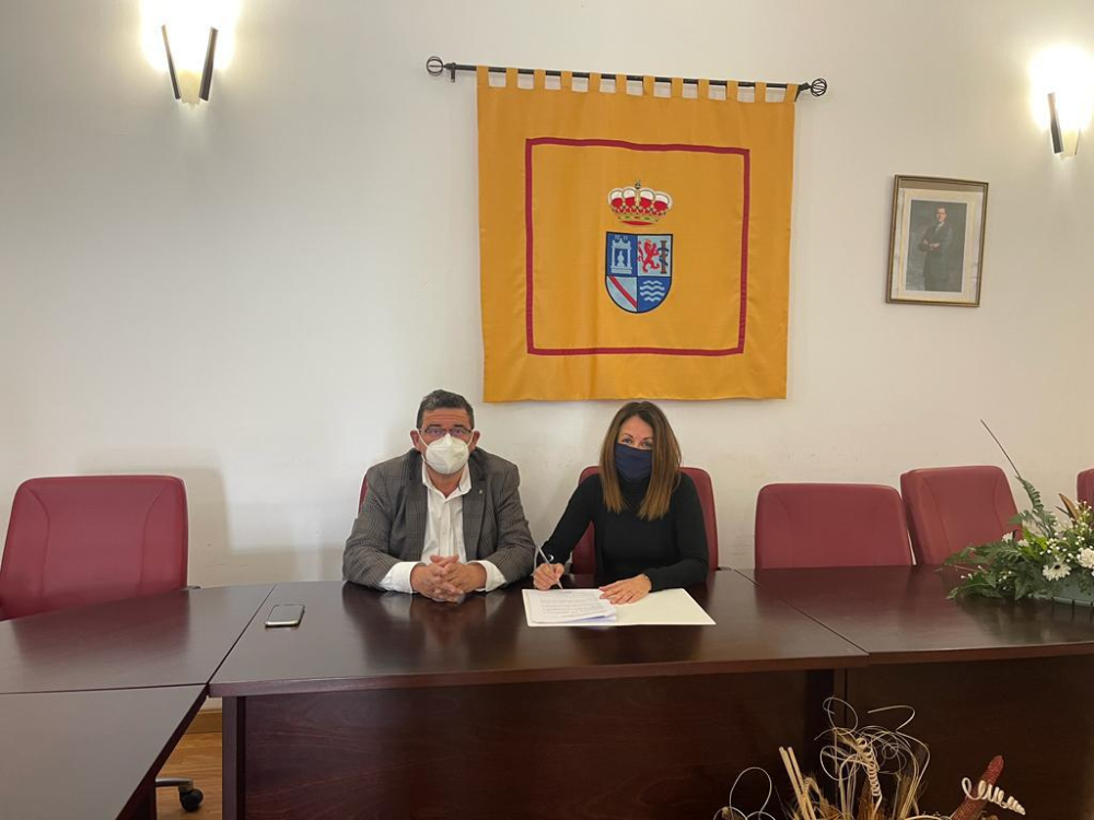 Firma del acuerdo entre Ana Ruiz, responsable de Desarrollo de Proyectos Renovables en Extremadura, y Manuel Antonio Díaz, alcalde de La Albuera.