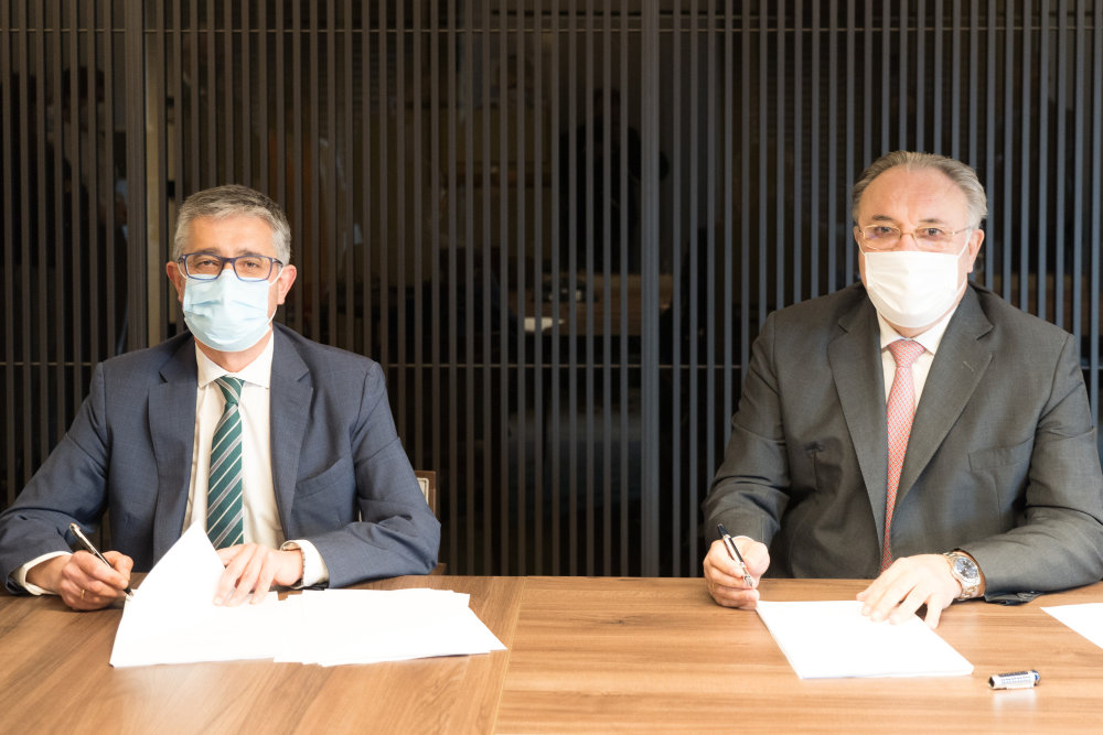 Acto de firma del acuerdo en las oficinas de Sidenor en Bilbao entre José Antonio Jainaga, presidente de Sidenor, y Nemesio Rodríguez, director Territorial Norte y Portugal de Naturgy.