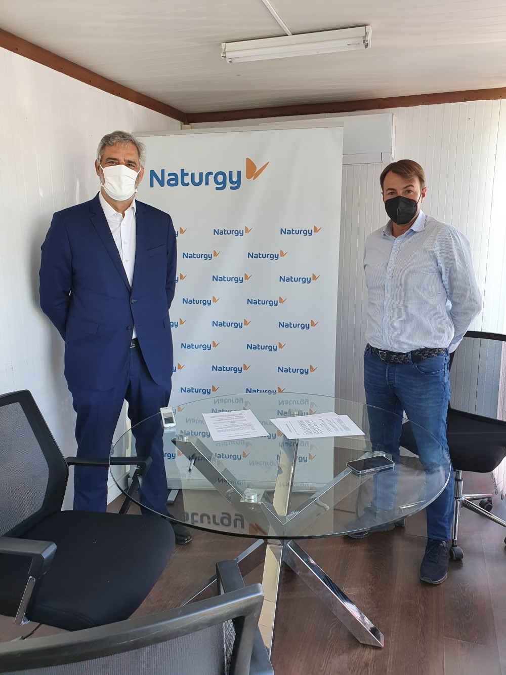 Firma del acuerdo entre Alberto Fariza, responsable de Proyectos de Movilidad de Naturgy, y Pablo Bordils, Gerente de Transnugon.