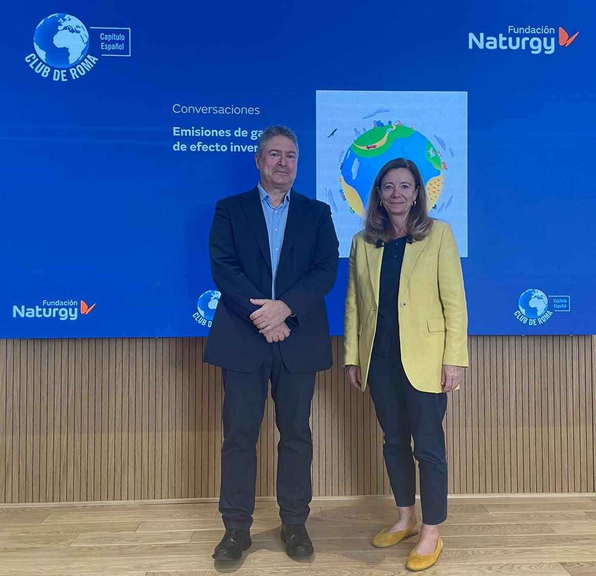 En la foto, desde la derecha, Cristina Rivero, directora de Industria, Energía, Medio Ambiente y Clima en la Confederación Española de Organizaciones Empresariales, y Luis Robles, socio de Liken Carbon Hub.