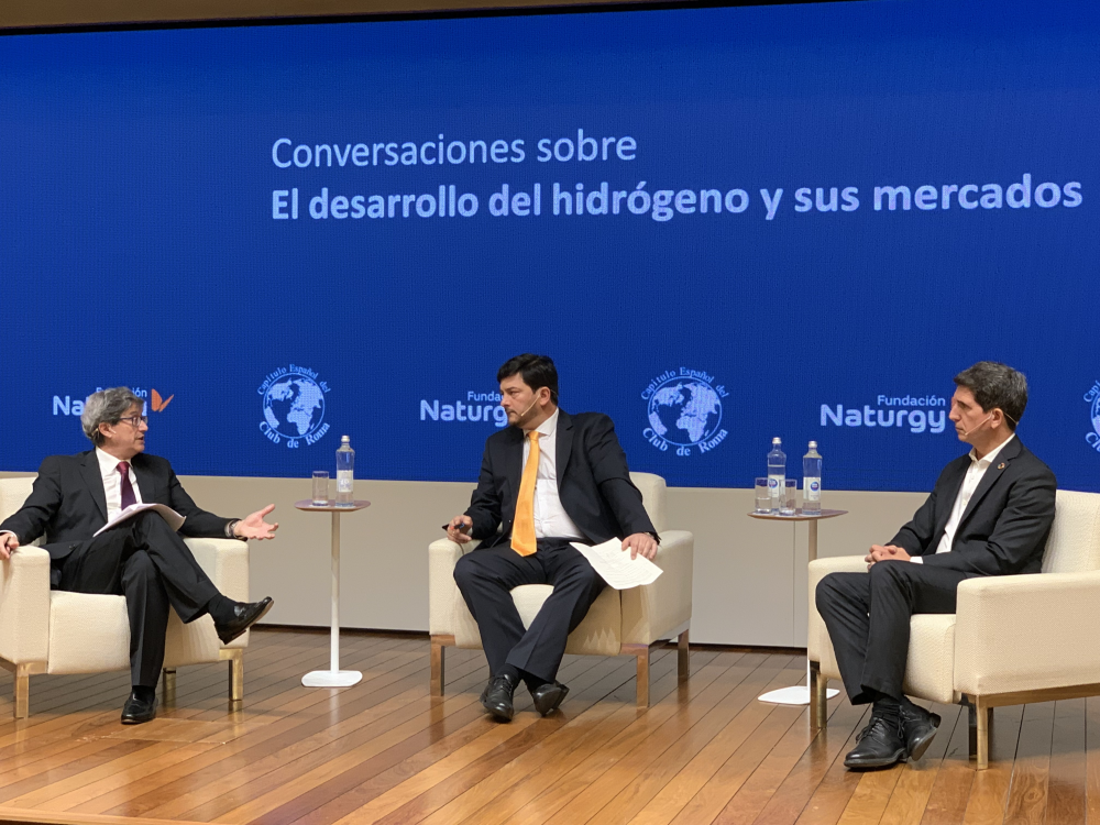 A la izquierda, Raúl Yunta, presidente de MIBGAS, y a la derecha, Javier Brey, presidente de la Asociación Española del Hidrógeno (AeH2).