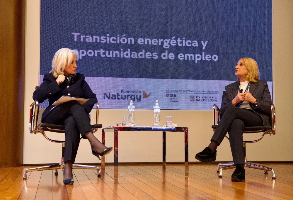 En la imagen, desde la izquierda, María Eugenia Coronado, directora general de la Fundación Naturgy, y María Teresa Costa, directora del estudio de la Universitat de Barcelona y Cátedra de Sostenibilidad Energética (IEB-UB).