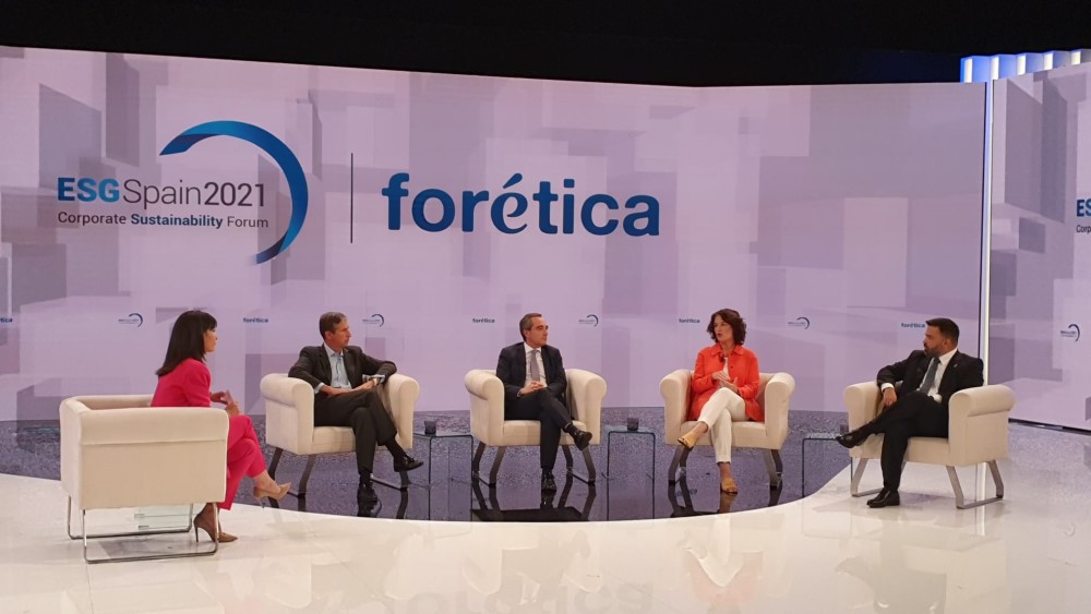 Nuria Rodríguez, segunda por la derecha, durante su participación en el ESG Spain 2021-Corporate Sustainability Forum de Forética.