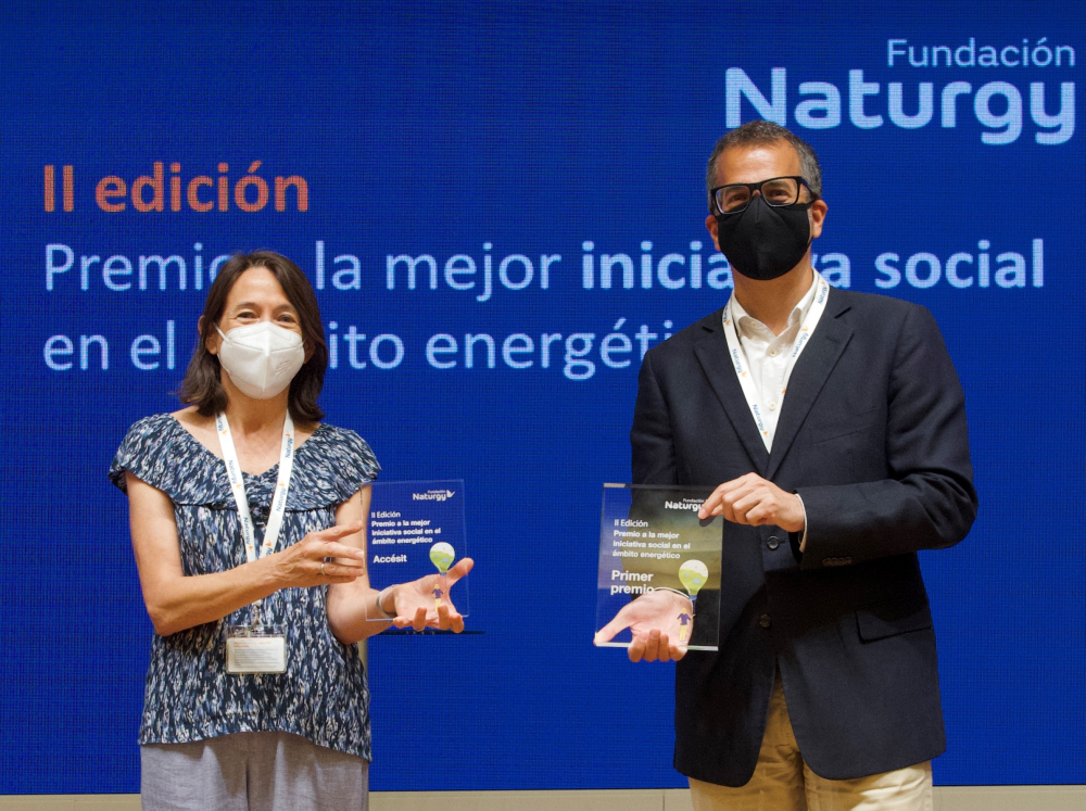 A la izquierda, Mercedes Negueruela, directora general de la Asociación Cultural Norte Joven (accésit), y Nacho Sequeira, director general de Fundación Exit (primer premio).